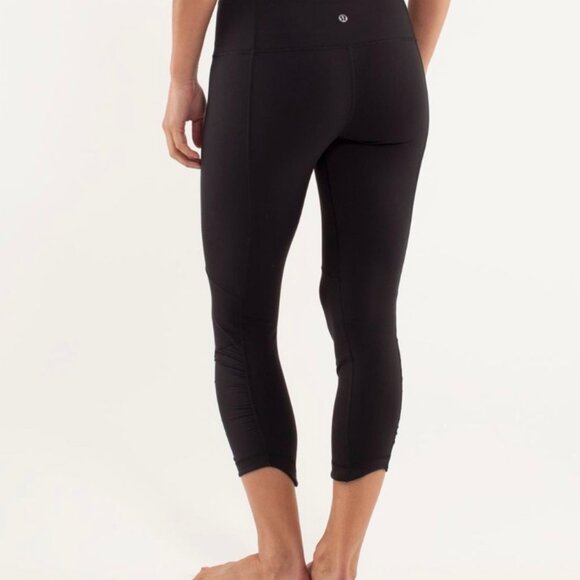 Lululemon Venus Crop legging size 4, black with scalloped trim - Picture 1 of 2